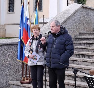 Angelca Maček v sproščenem pogovoru z velesovskim župnikom Slavkom Kalanom